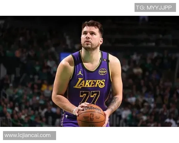 读秒抛投绝杀！里夫斯表现神勇，没了詹姆斯东契奇也能赢